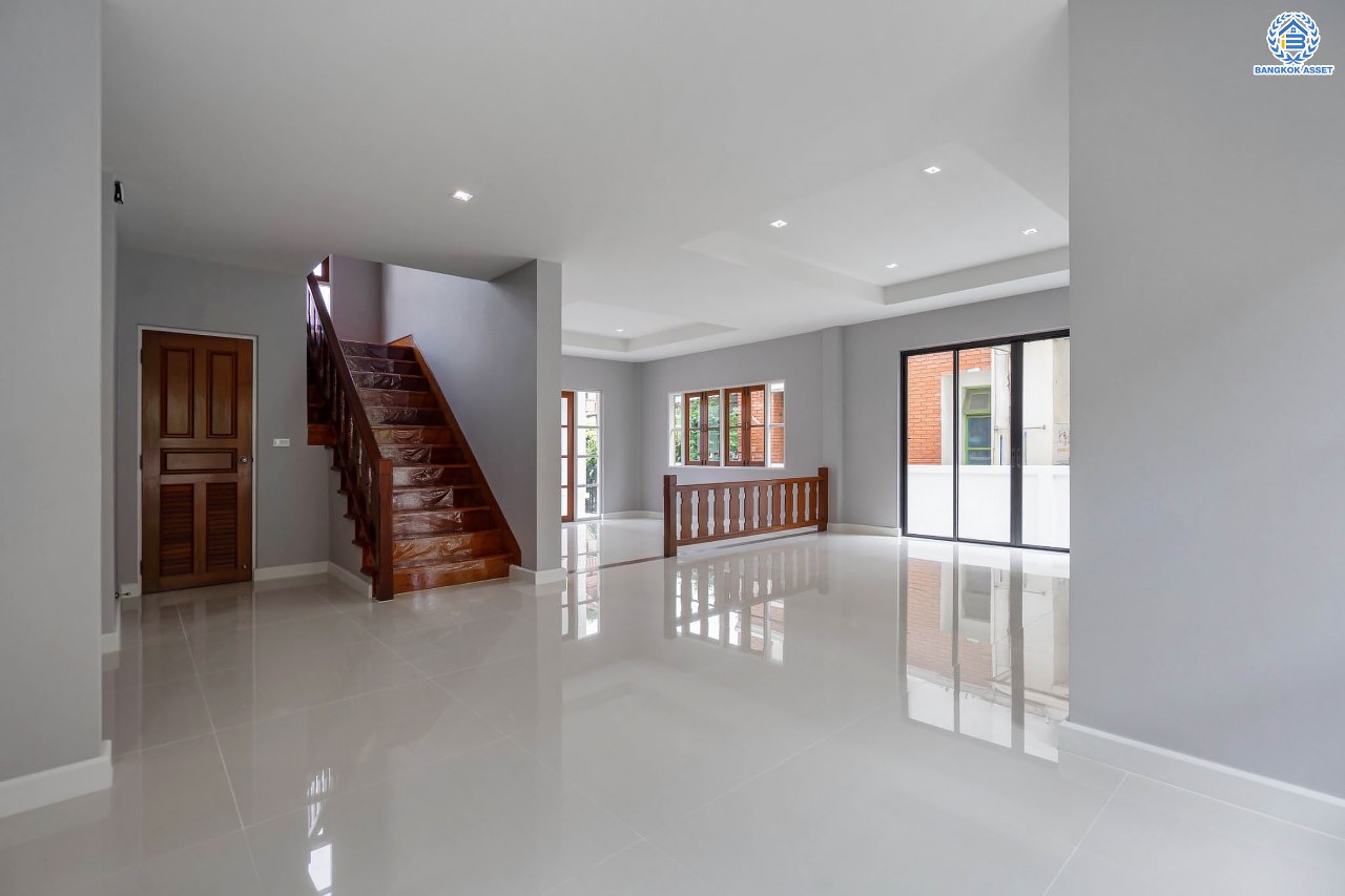 บ้านมือสองตกแต่งใหม่ แบรนด์ Q.House ม.ลัดดารมย์ ปิ่นเกล้า หลังใหญ่ตกแต่งเรียบหรู เนื้อที่ 92.8 ตร.ว. พื้นที่ใช้สอยเยอะถึง 320 ตร.ม. ฟังก์ชันจัดเต็ม 3 ห้องนอน 4 ห้องน้ำ 1 ห้องอเนกประสงค์ 1 ห้องแม่บ้าน จอดรถได้ 4 คัน พร้อม Living Room กว้าง บนทำเลศักยภาพ ใกล้เซ็นทรัลเวสต์เกต, วงเวียนพระราม5, ทางด่วน "กาญจนาภิเษก" และรถไฟฟ้า "สถานีตลาดบางใหญ่"